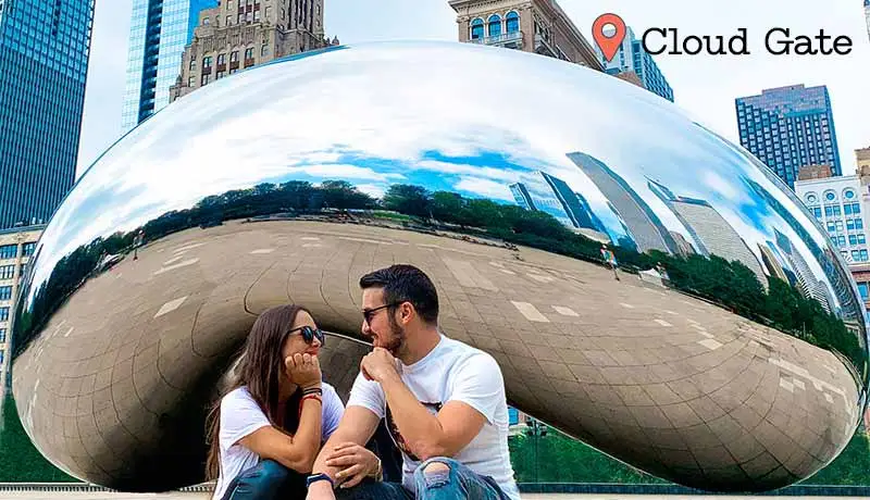 Inma y Álex en el Cloud Gate de Chicago