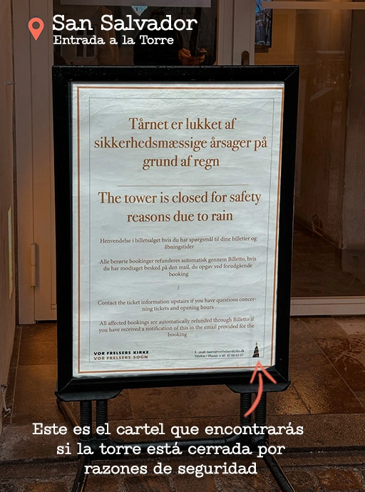 Entrada a La Torre de la Iglesia de San Salvador y cartel de cierre por mal clima