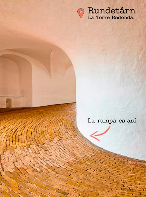 La Torre Redonda de Copenhague o Rundetarn por dentro con su rampa infinita