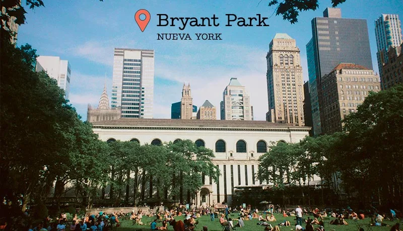 Bryant Park de Nueva York, pista de patinaje en invierno y parque soleado en verano
