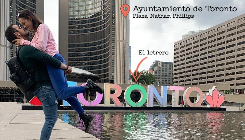 Viajamos2 en el Ayuntamiento de Toronto, Plaza Nathan Phillips