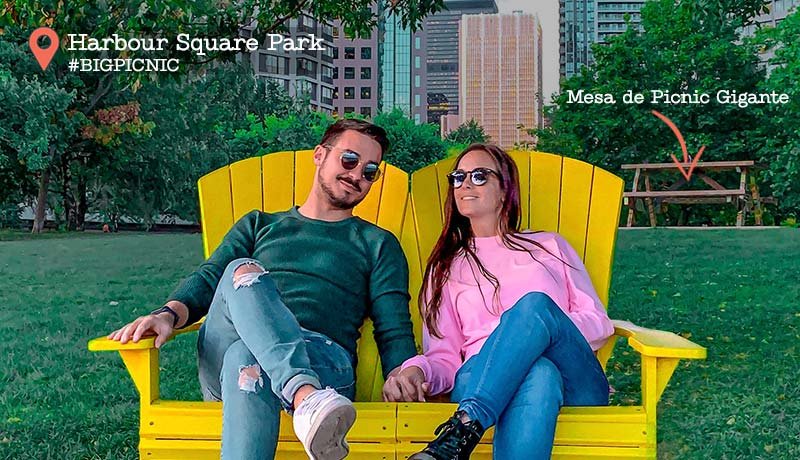 Viajamos2 sentados en el Harbour Square Park de Toronto