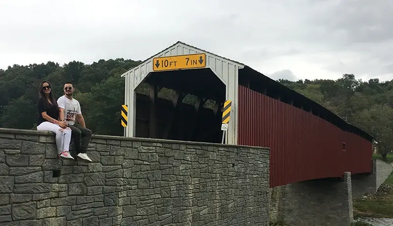 Vista lateral del Pine Grove Covered Bridge, pintado de rojo
