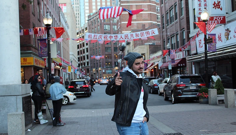 Una calle de Chinatown en Boston, decorada con banderolas