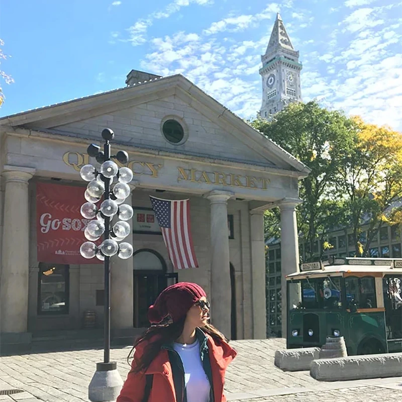 Quincy Market, con la torre del Custom House al fondo, en Boston
