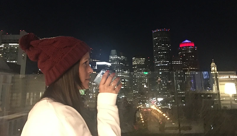 Vistas nocturnas desde un rooftop bar en Boston