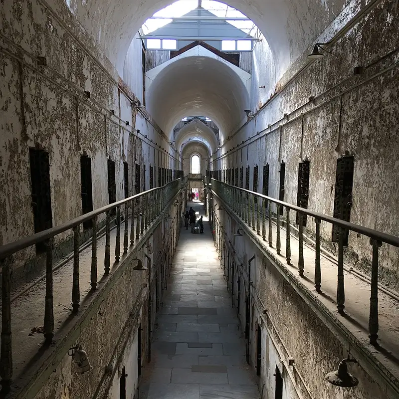 El interior de Eastern State Penitentiary, la antigua cárcel de Filadelfia