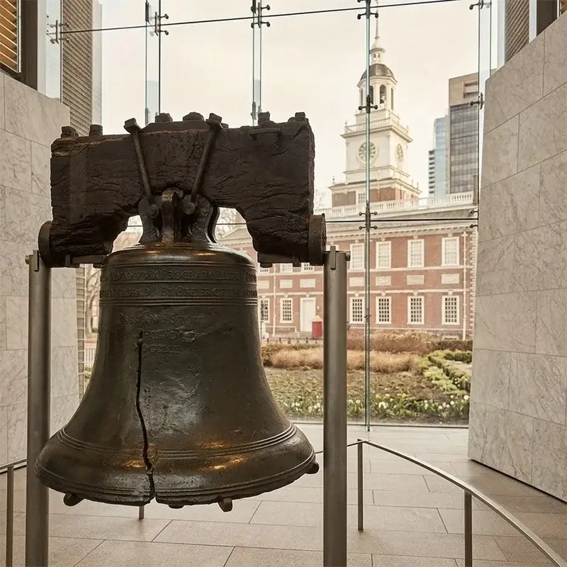 La Liberty Bell con la torre de Independence Hall al fondo, en Filadelfia
