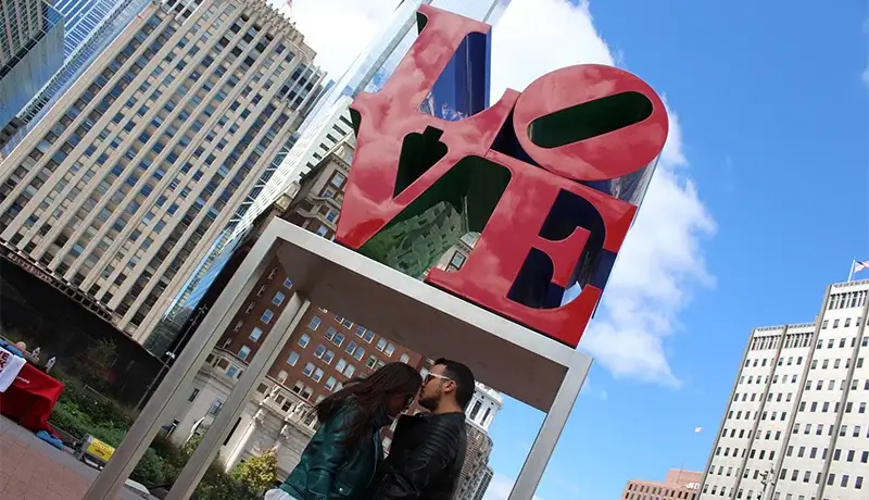 La escultura LOVE de Robert Indiana en Love Park, Filadelfia
