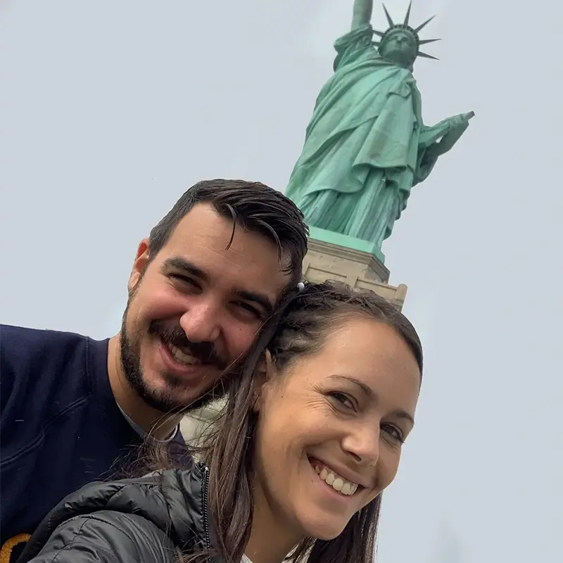 Inma y Álex frente a la Estatua de la Libertad, Nueva York
