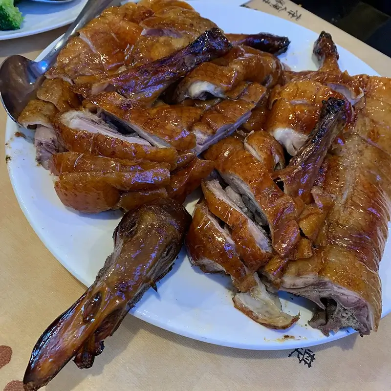Pato laqueado en un restaurante de Chinatown, Nueva York