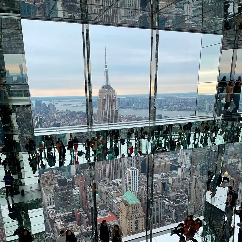 Vistas del Empire State entre espejos, en la sala Transcendence del SUMMIT One Vanderbilt