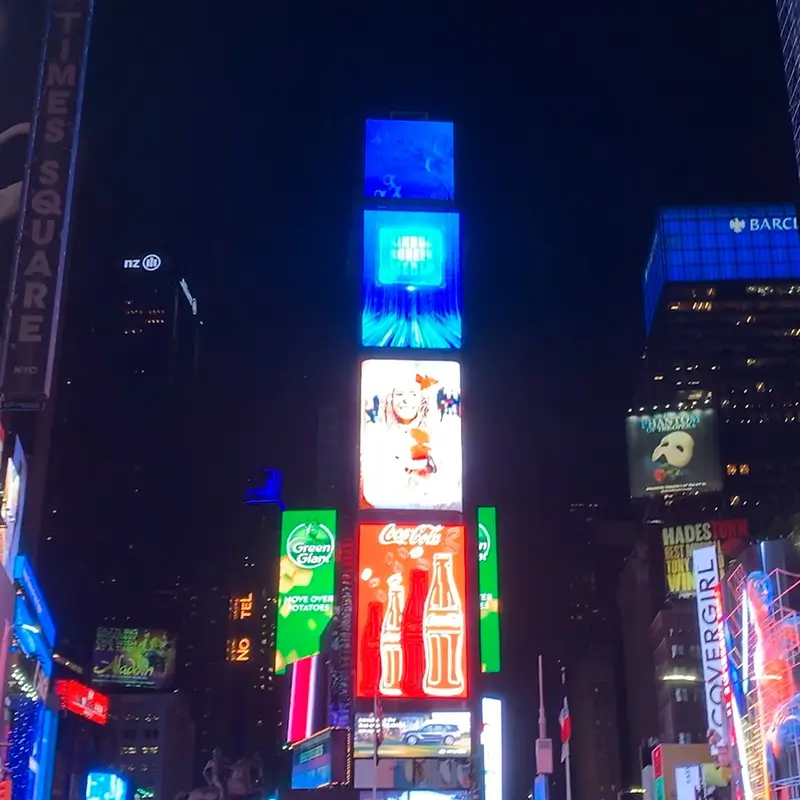 Neones de Times Square iluminados de noche, Nueva York
