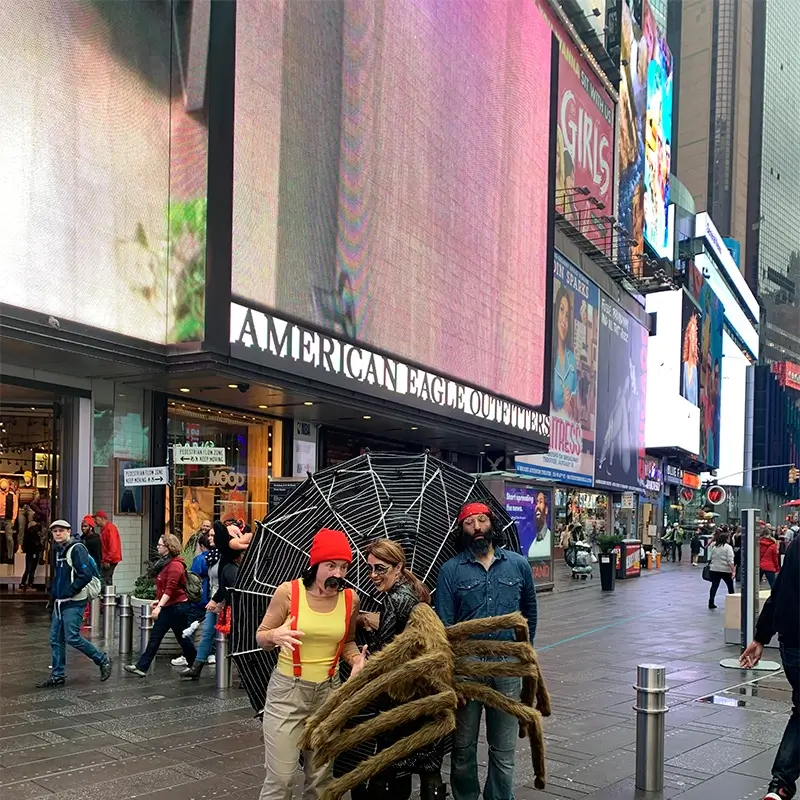 Personajes disfrazados posando en Times Square, Nueva York