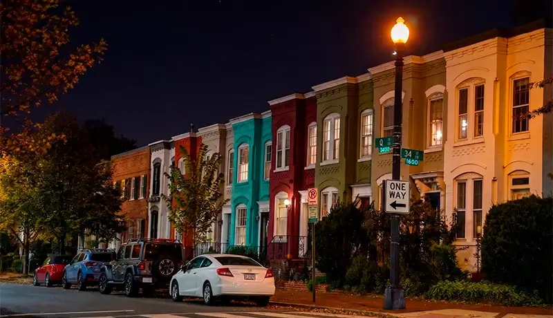 Casas de colores en una calle de Georgetown, Washington DC, de noche