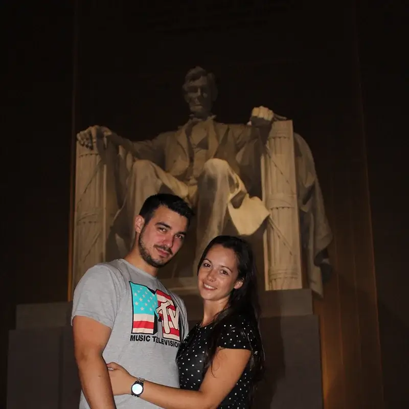La estatua de Abraham Lincoln dentro del Lincoln Memorial, de noche