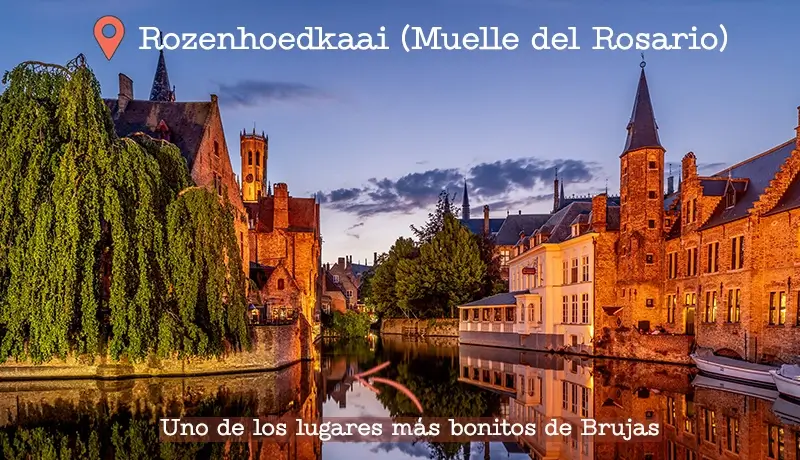 El Muelle del Rosario (Rozenhoedkaai) de Brujas de noche, con las fachadas medievales reflejadas en el canal