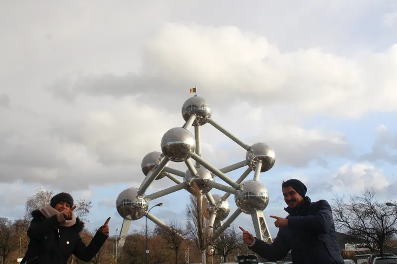 Inma y Álex señalando el Atomium de Bruselas