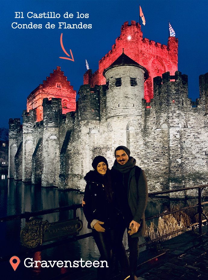 Castillo de Gravensteen en Gante iluminado de noche con Inma y Alex de Viajamos2 abajo.