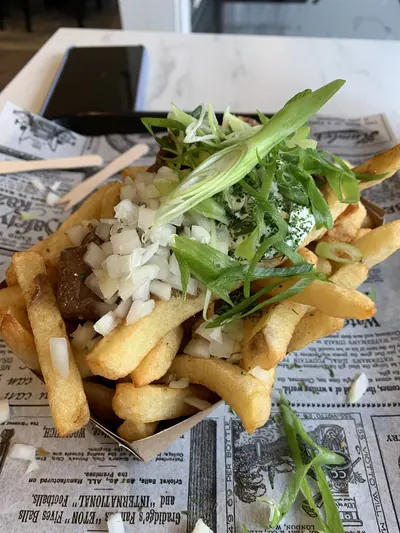 Patatas fritas con estofado belga, cebolla y cebolleta (Dirty Fries Beef Stew) en Casa Patata, Brujas