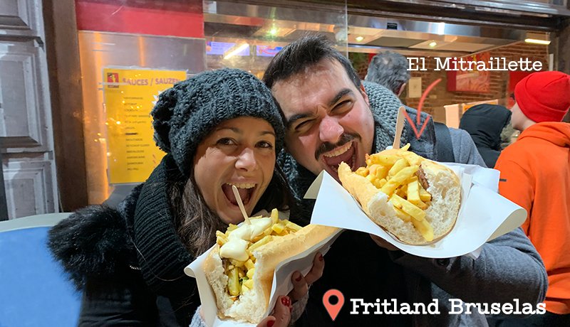 El famoso bocadillo Mitraillette de Fritland en Bruselas, lleno de carne, patatas fritas y salsa.