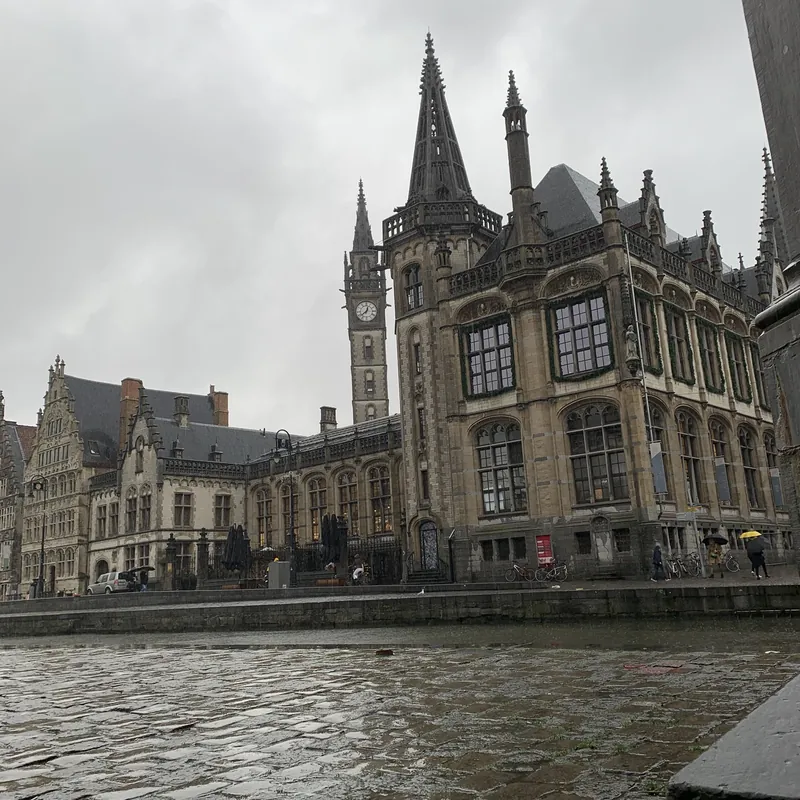 La antigua oficina de correos de Gante, junto al Korenmarkt, en un día de lluvia