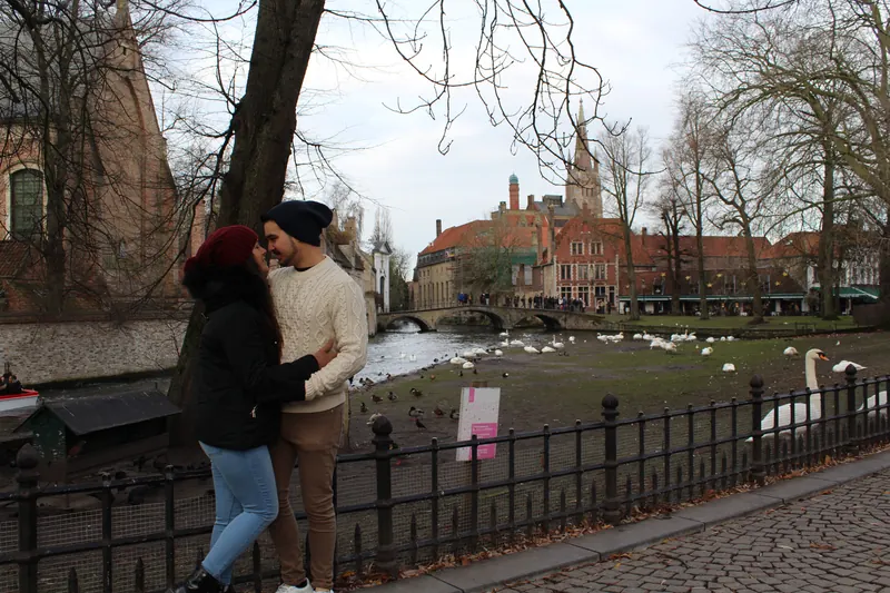 Inma y Álex en el Minnewater de Brujas, rodeados de cisnes