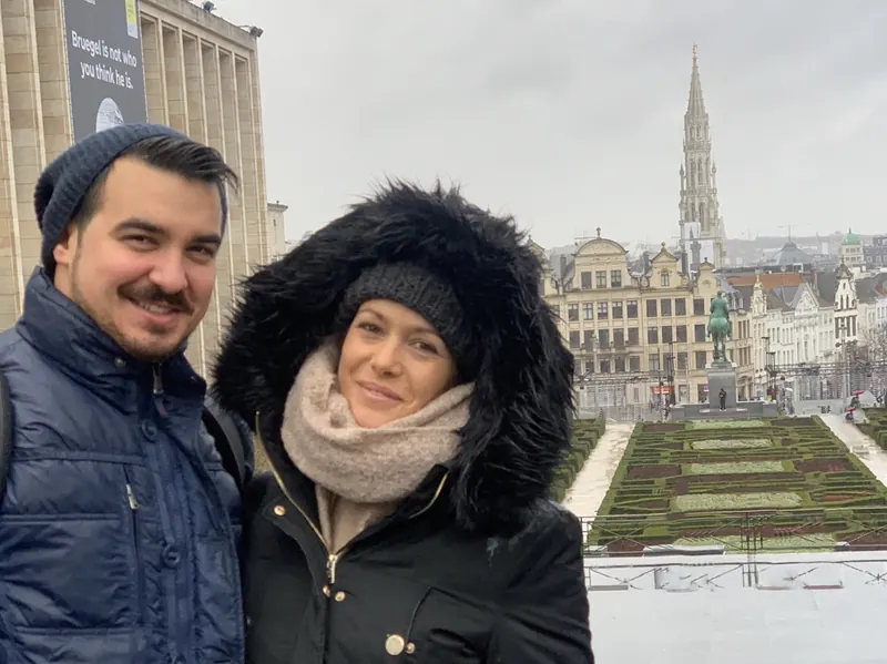 Inma y Álex en el Mont des Arts de Bruselas, con la torre del ayuntamiento de la Grand Place al fondo