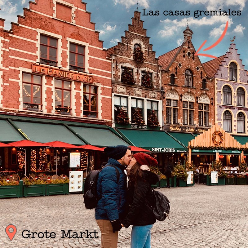 La plaza Grote Markt de Brujas con Inma y Alex de Viajamos2 en la imagen.