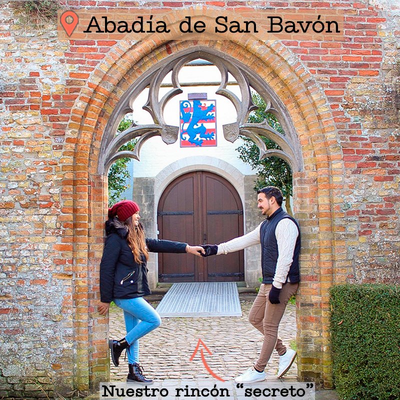 Posando en un arco de ladrillo en las ruinas de la Abadía de San Bavón en Gante.