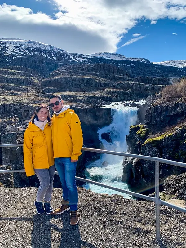 La fotogénica cascada Sveinstekksfoss en el fiordo Berufjörður, Islandia