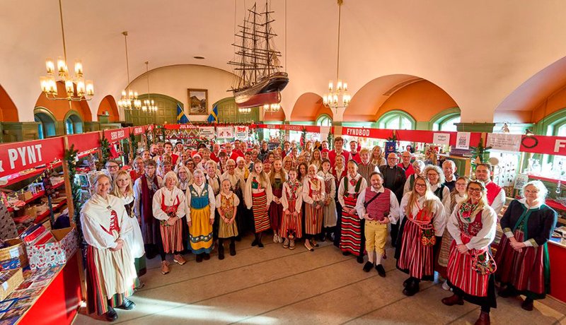 Bazar de Navidad en la Iglesia Sueca (Svenska Gustafskyrkan) de Copenhague, con puestos de artesanía y comida típica sueca.