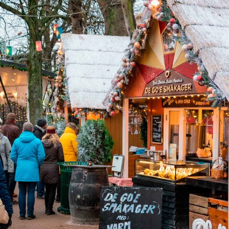 Puestos de comida tradicional del mercado navideño de los Jardines del Tívoli en Copenhague.