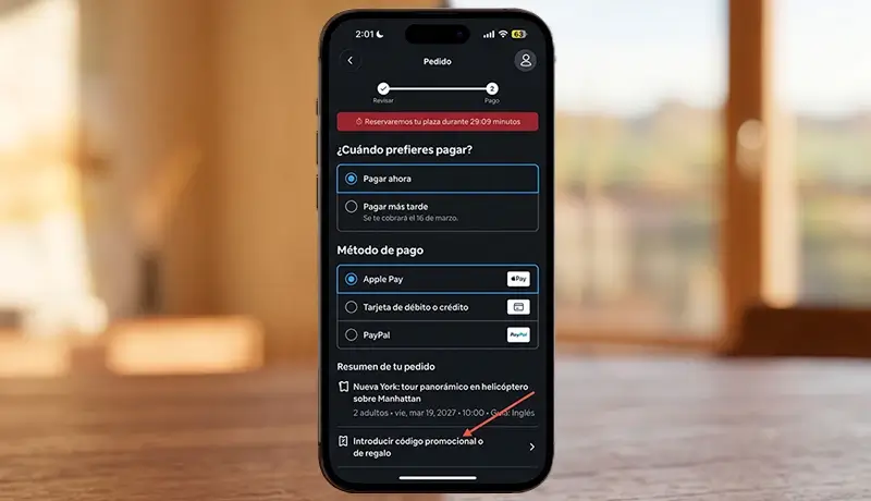 Pantalla de pago de la app de GetYourGuide con una flecha señalando el apartado Introducir código promocional o de regalo, donde se escribe VIAJAMOS25