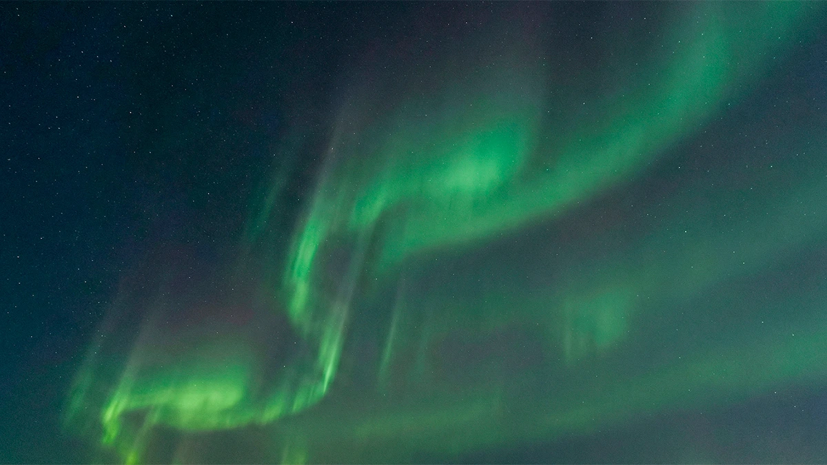 Impresionante Aurora Boreal verde iluminando el cielo nocturno en el norte de Islandia