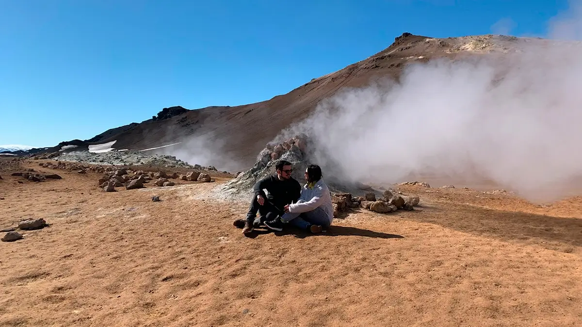 Paisaje marciano y fumarolas en el área geotermal de Hverir, Islandia