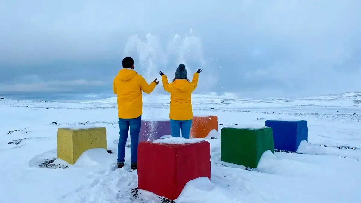Cubos de colores del monumento Heavier Mountain en un paisaje nevado de Islandia
