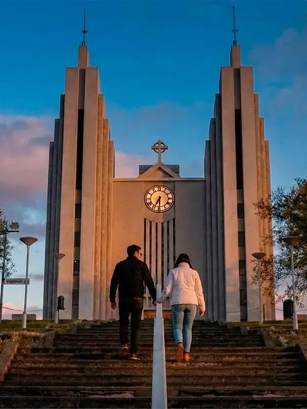Imponente fachada de la iglesia Akureyrarkirkja en la ciudad de Akureyri, norte de Islandia