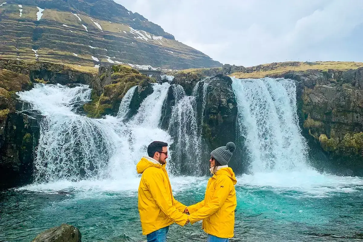 Vista panorámica de la cascada Kirkjufellsfoss y la montaña Kirkjufell en Islandia