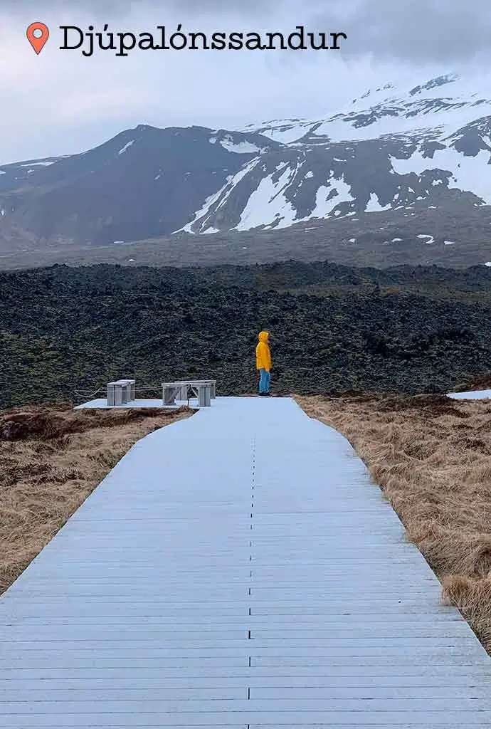 Pasarela de madera hacia la impresionante playa de arena negra y lava de Djúpalónssandur en Islandia