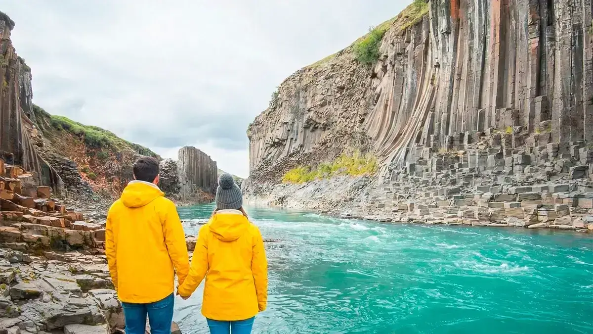 Impresionantes columnas de basalto y río turquesa en el Cañón de Stuðlagil, Islandia