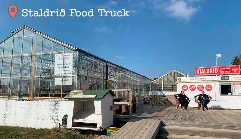 Local donde venden hot dogs con un invernadero de tomates donde sentarte a probarlos en Islandia