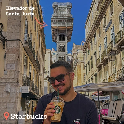 Álex tomando un café frente al Elevador de Santa Justa en Lisboa