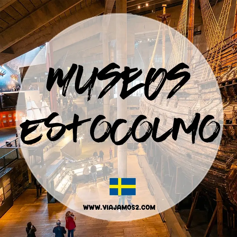 Cabecera del Museo Vasa en Estocolmo, con el barco de guerra sueco del siglo XVII y la bandera de Suecia