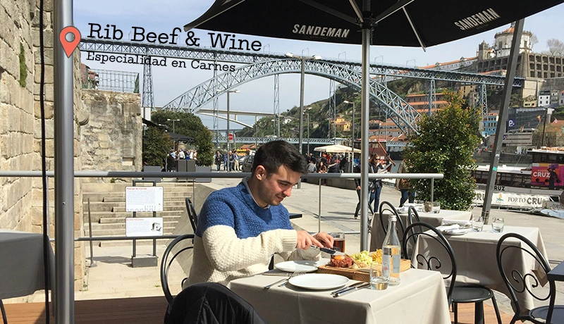 Restaurante Rib Beef and Wine en la Ribera del Duero de Oporto con vistas al puente