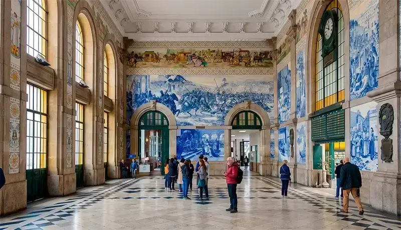 Vestíbulo de azulejos históricos de la Estación de São Bento en Oporto
