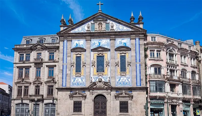 Fachada de azulejos de la Iglesia de San Antonio de los Congregados en Oporto