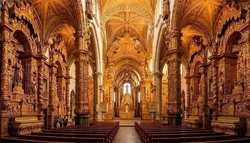 Interior dorado de la Iglesia de San Francisco en Oporto