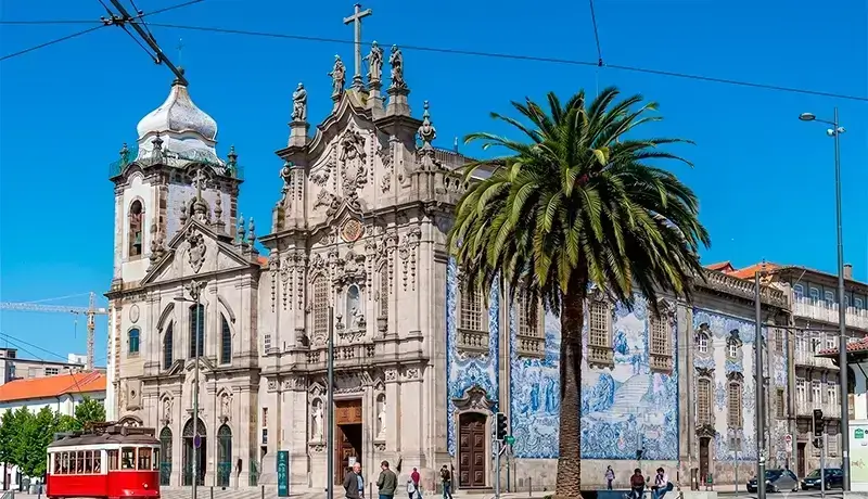 Fachada de azulejos de la Iglesia del Carmo junto a la Iglesia de las Carmelitas en Oporto