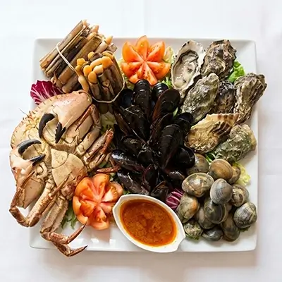 Bandeja de marisco fresco variado: cigalas, ostras, mejillones y almejas